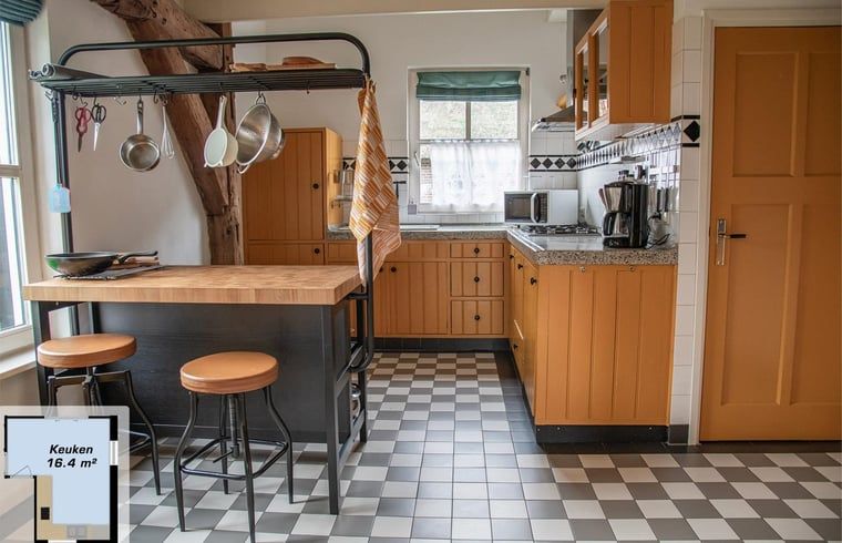 Gezellige keuken van Vakantiehuisje in Wapse, Zuidwest Drenthe, met landelijke inrichting en moderne voorzieningen voor een comfortabel verblijf.