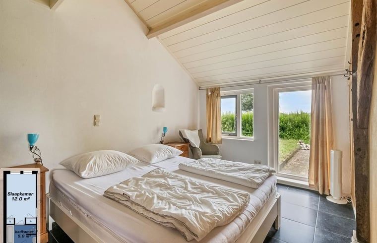 Lichte slaapkamer in Vakantiehuisje in Wapse, Zuidwest Drenthe met uitzicht op de tuin, ideaal voor een ontspannen verblijf in de natuur.