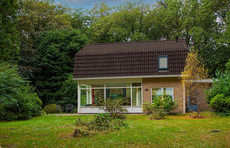 Vorderseite des Ferienhauses in Wateren, Westerveld, Ferienhaus mit gruenem Garten im Suedwesten von Drenthe.