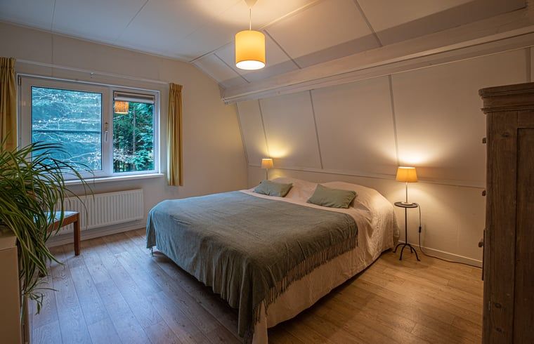 Schlafzimmer mit Waldblick im Ferienhaus in Wateren, Westerveld, Ferienhaus in Suedwest-Drenthe.
