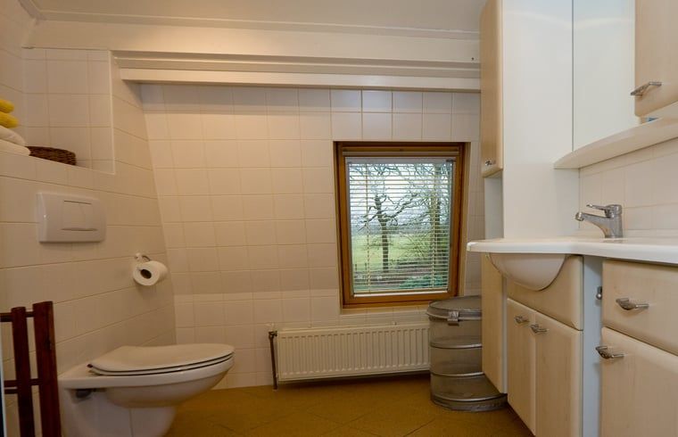Modernes Badezimmer im Ferienhaus in Wateren, Westerveld, Ferienhaus mit Blick auf die Natur im Suedwesten von Drenthe.