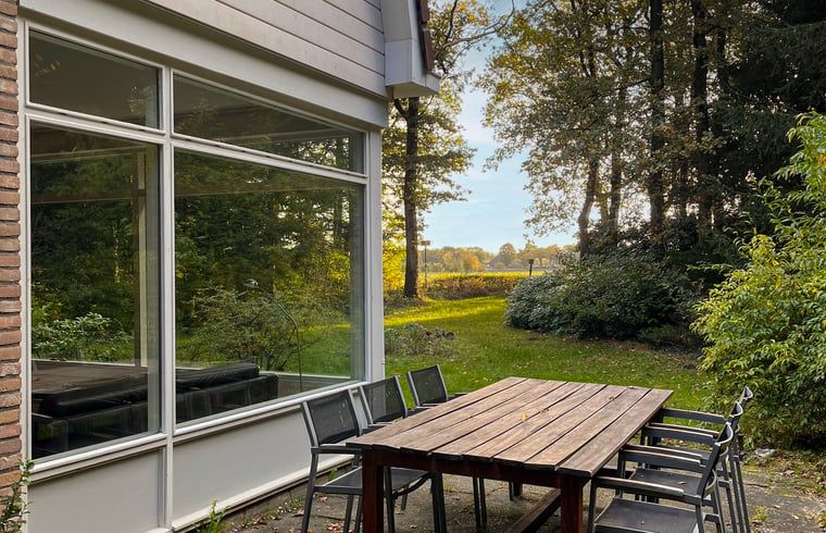 Terrasse mit Blick auf die Natur in einem Ferienhaus in Wateren, Westerveld, in Suedwest-Drenthe.