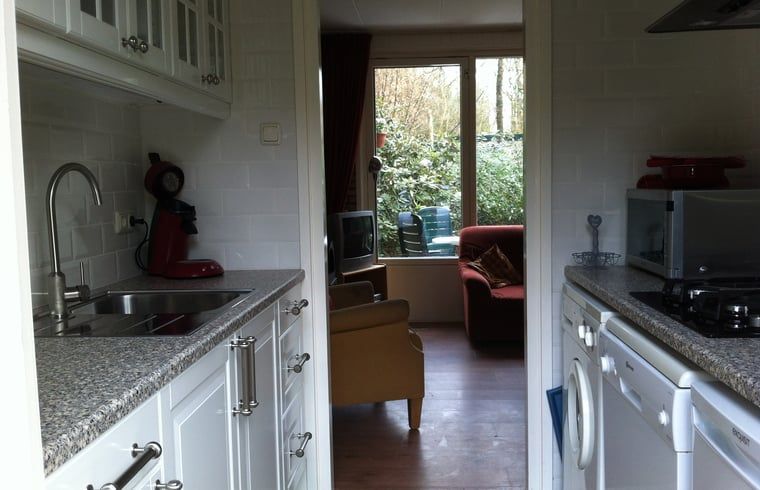 Geraeumige Kueche in Ferienhaus in Wateren, Westerveld, mit Zugang zum Wohnzimmer in Drenthe.