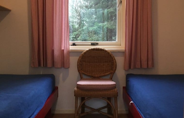 Schlafzimmer mit Doppelbett in einem Ferienhaus in Wateren, Westerveld, mit Blick auf die Natur in Drenthe.