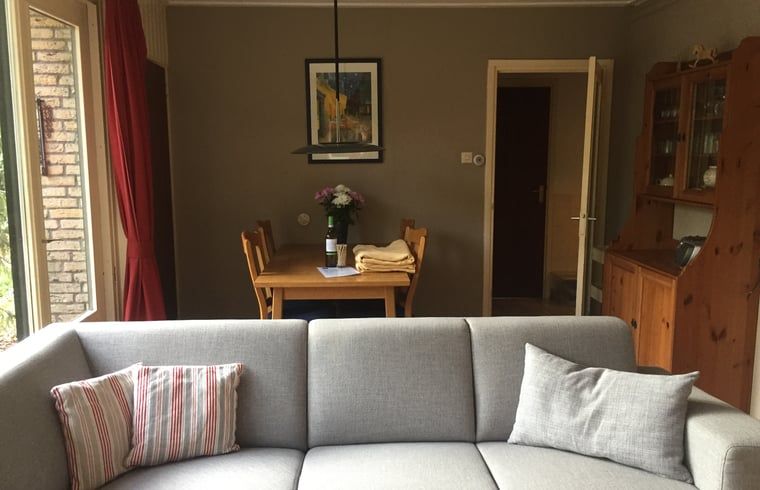 Wohnzimmer und Esszimmer in Cottage in Wateren, Westerveld, mit gemuetlicher Einrichtung in Drenthe.
