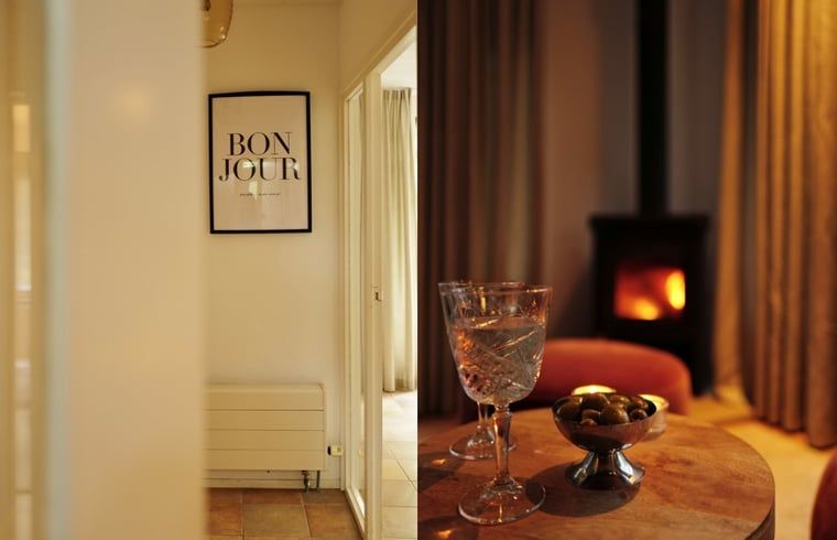 Atmosphaerische Details und Kamin im Cottage in Wateren, Westerveld, Drenthe fuer einen entspannenden Aufenthalt.