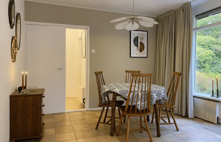 Rustikaler Pfad und Sitzgelegenheiten im Freien im Cottage in Wateren, Westerveld, Drenthe, ideal fuer Naturliebhaber.