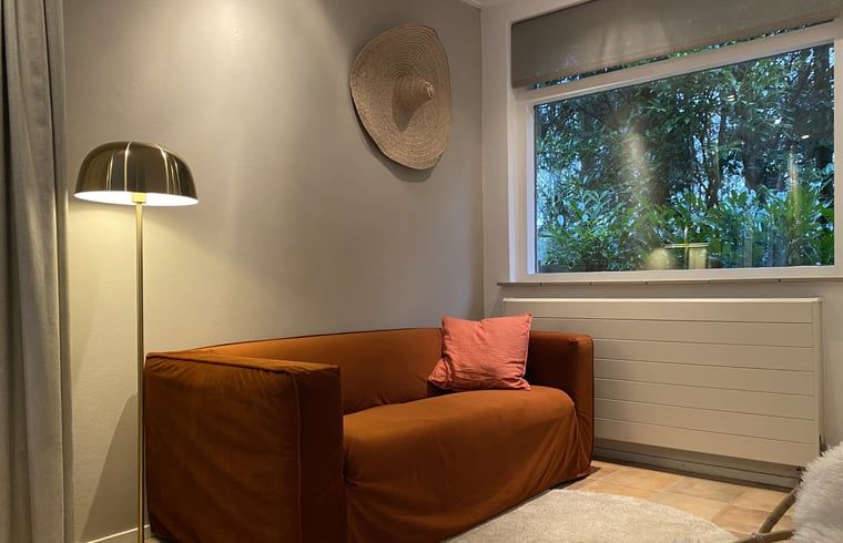 Dekorative Spiegel im Cottage in Wateren, Westerveld, Drenthe reflektieren die natuerliche Umgebung.