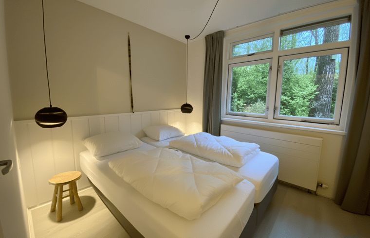 Stilvolles Schlafzimmer in einem Landhaus in Wateren, Westerveld, Drenthe mit natuerlichen Elementen.