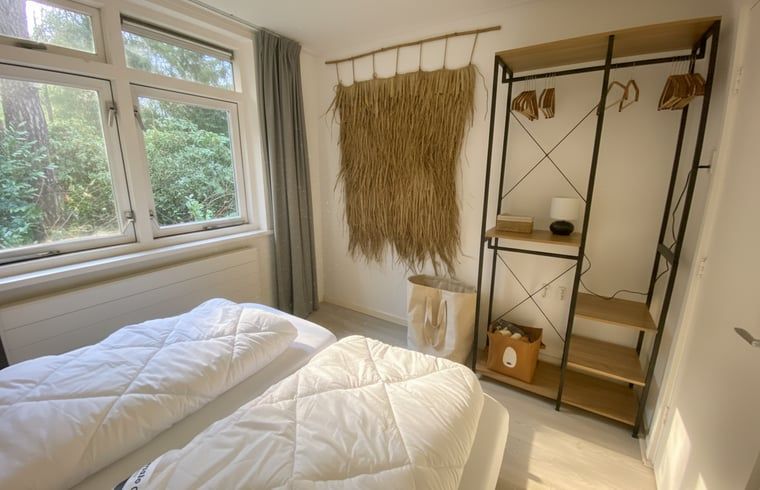 Moderne Kueche in Cottage in Wateren, Westerveld, Drenthe mit Zugang zum Garten.