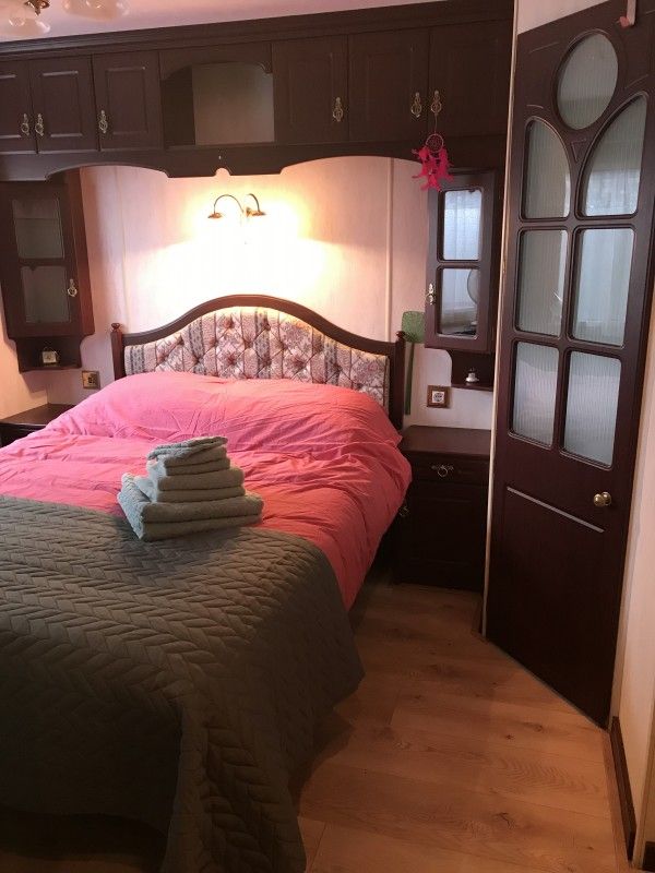 Comfortabele slaapkamer in Charme Chalet Kairos, Wateren, Drenthe, met warme ambiance voor een goede nachtrust.