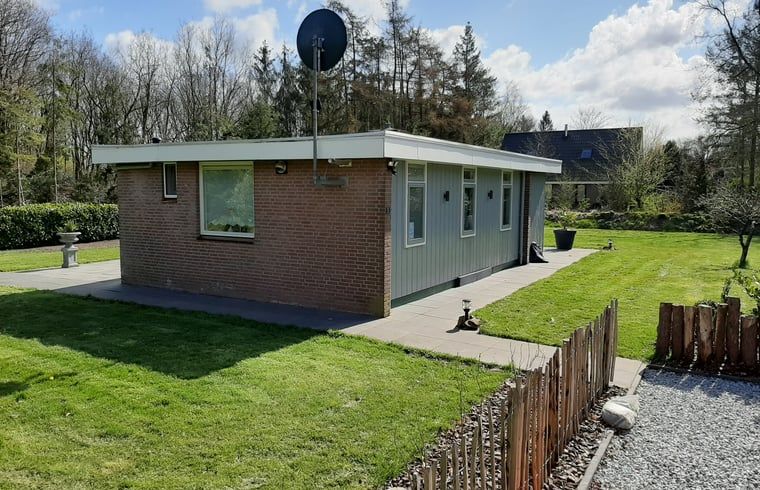 Vacation home in Wittelte with colorful flower garden in Southwest Drenthe, ideal for nature lovers.