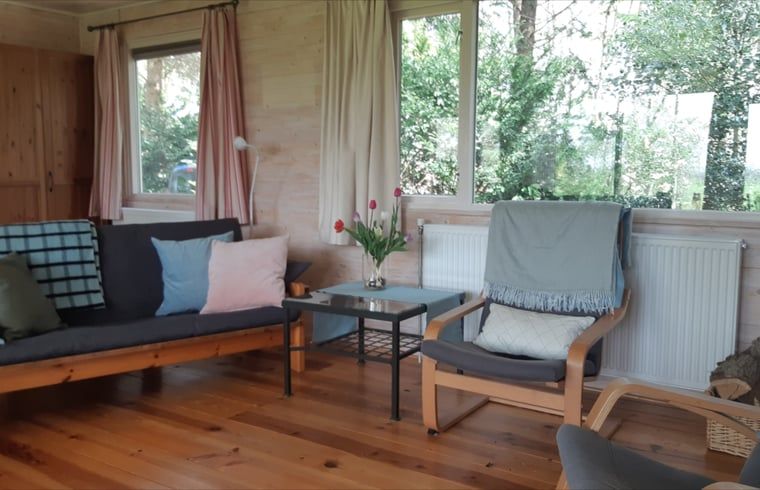 Comfortable living room in Cottage in Koekange, vacation home in Southwest Drenthe, overlooking the garden.