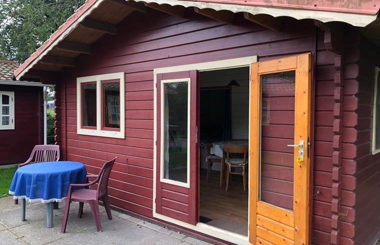 Charmant vakantiehuisje in Koekange met open deur naar terras, gelegen in Zuidwest Drenthe.