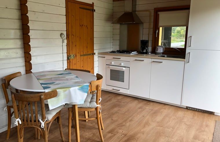 Moderne keuken in vakantiehuisje in Koekange, compleet uitgerust voor een comfortabel verblijf in Zuidwest Drenthe.
