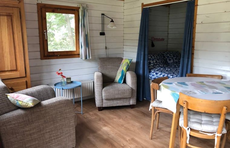 Gezellige woonkamer van vakantiehuisje in Koekange met zithoek, gelegen in Zuidwest Drenthe.