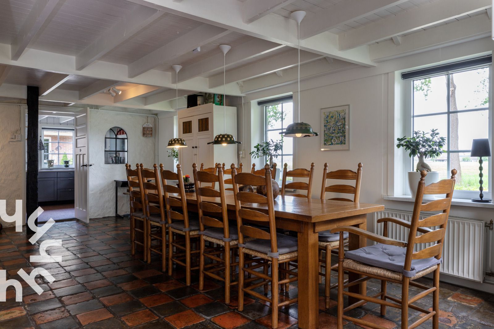 Sonnige Terrasse am Ferienhaus DG940 in Koekange, Drenthe mit Blick auf Wiesen.