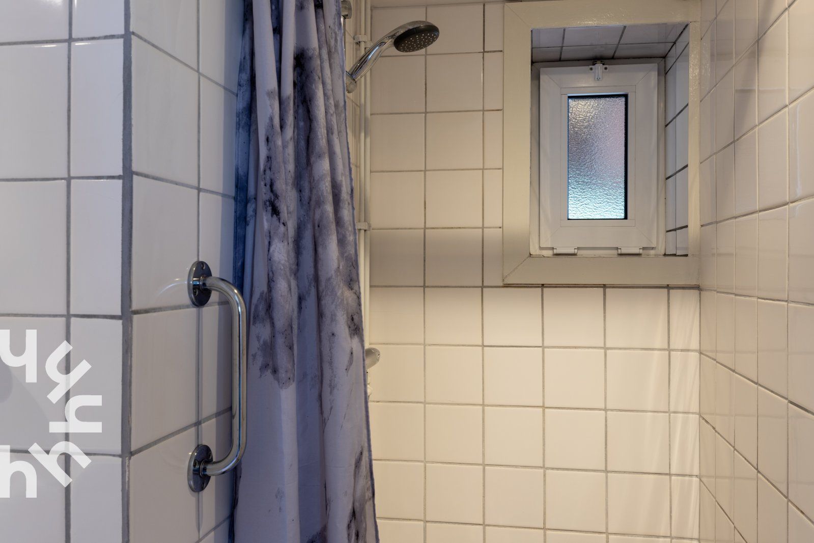 Geraeumiges Wohnzimmer mit Ledersofas im Ferienhaus DG940 in Koekange, Drenthe.