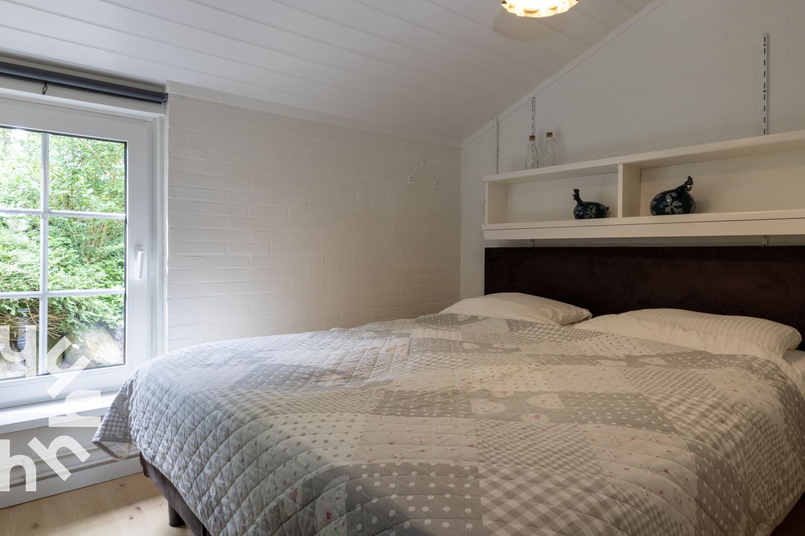 Kleine Ziegen im gruenen Garten des Ferienhauses DG940 in Koekange, Drenthe.