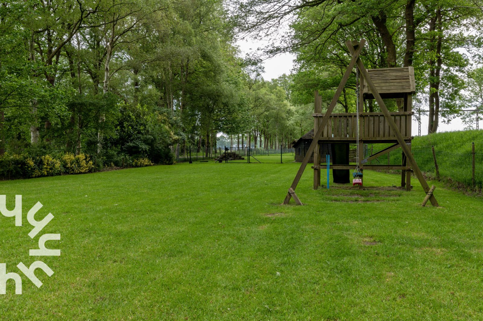 Gemuetliches Zimmer im Dachgeschoss des Ferienhauses DG940 in Koekange, Drenthe, mit Holzausstattung.