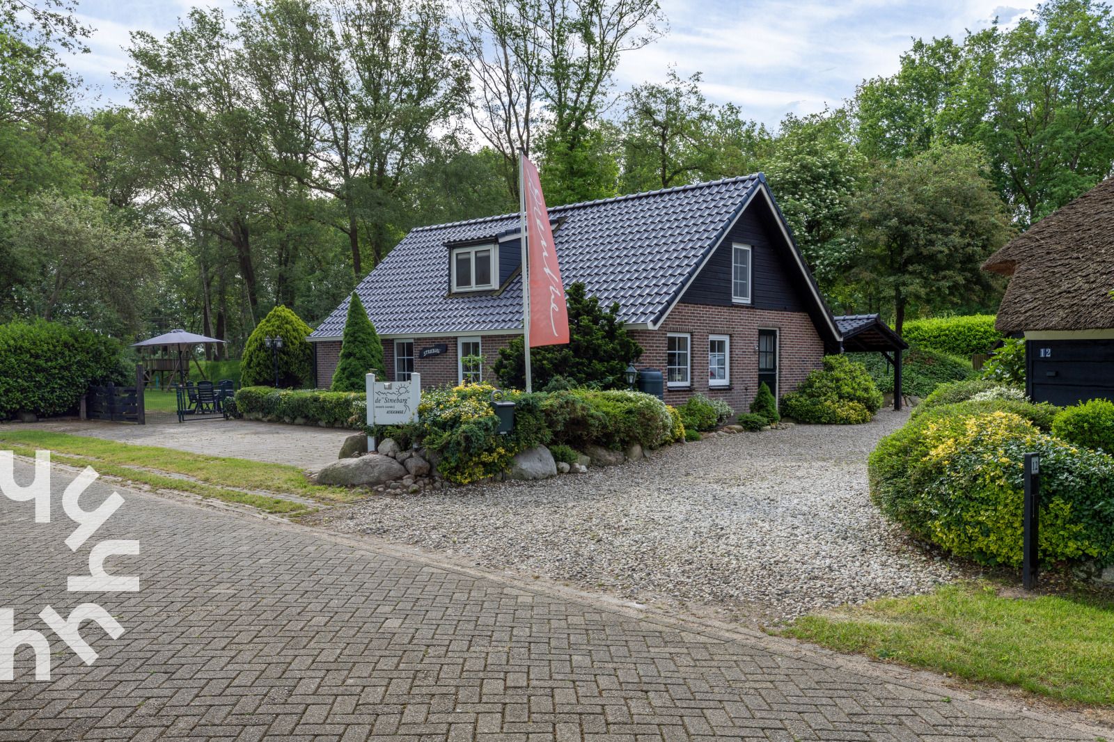 Gemuetliches Wohnzimmer mit Holzmoebeln im Ferienhaus DG940 in Koekange, Drenthe.