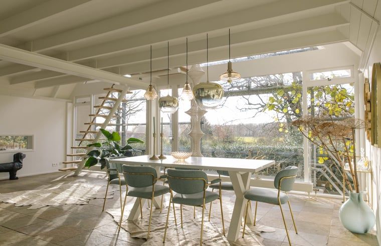 Geraeumiges Esszimmer mit viel Licht in einem Ferienhaus in Uffelte, Suedwest-Drenthe, ideal fuer gemuetliche Mahlzeiten.