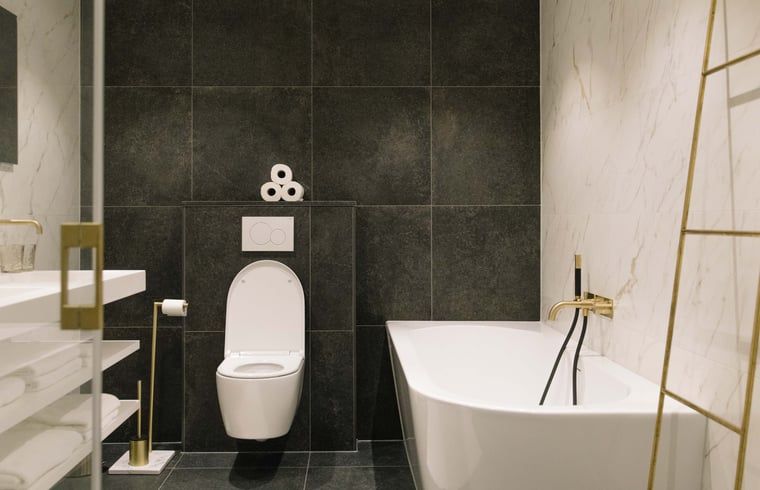 Sonnige Terrasse am Ferienhaus in Uffelte, Suedwest-Drenthe, Ferienhaus mit bequemen Gartenmoebeln und Sonnenschirm.