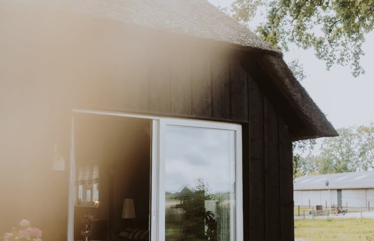 Charmanter Eingang zum reetgedeckten Ferienhaus in Uffelte, Suedwest-Drenthe, in laendlicher Umgebung.