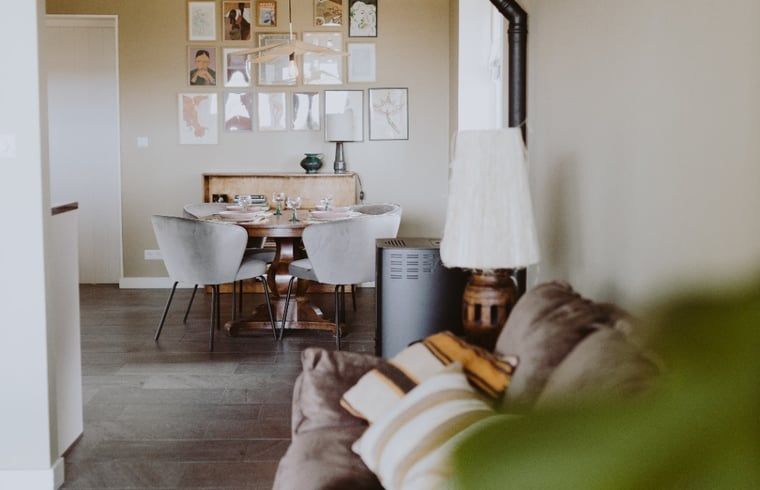 Gemuetliche Sitzecke im Ferienhaus in Uffelte, Suedwest-Drenthe, mit weichem Sofa und stimmungsvoller Dekoration.