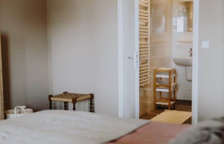 Stilvolles Badezimmer im Ferienhaus in Uffelte, Suedwest-Drenthe, mit modernen Annehmlichkeiten und warmen Farbtoenen.