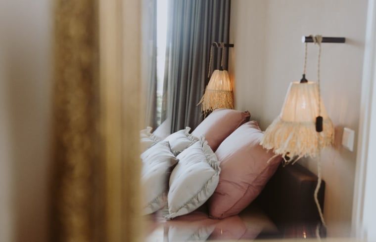 Elegantes Schlafzimmer im Ferienhaus in Uffelte, Suedwest-Drenthe, mit luxurioesem Bettzeug und stilvollen Lampen.