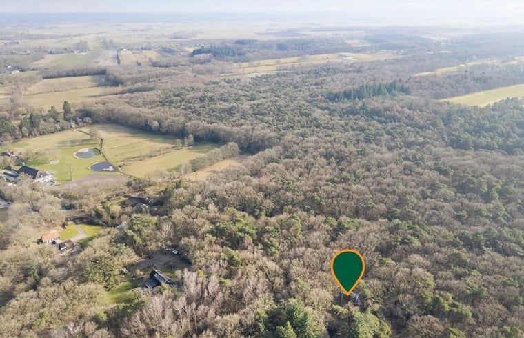 Gemuetliche Sitzecke mit Holzofen im Ferienhaus in Uffelte, perfekt fuer gemuetliche Abende in Drenthe.