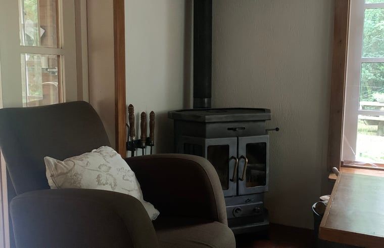 Komfortables Sofa im Ferienhaus in Uffelte, bietet einen entspannenden Aufenthalt in der Natur von Drenthe.