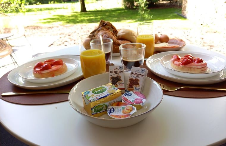 Ontbijt bij Huisje in Elim, bed and breakfast in Elim, Zuidwest Drenthe, met vers fruit en sapjes.