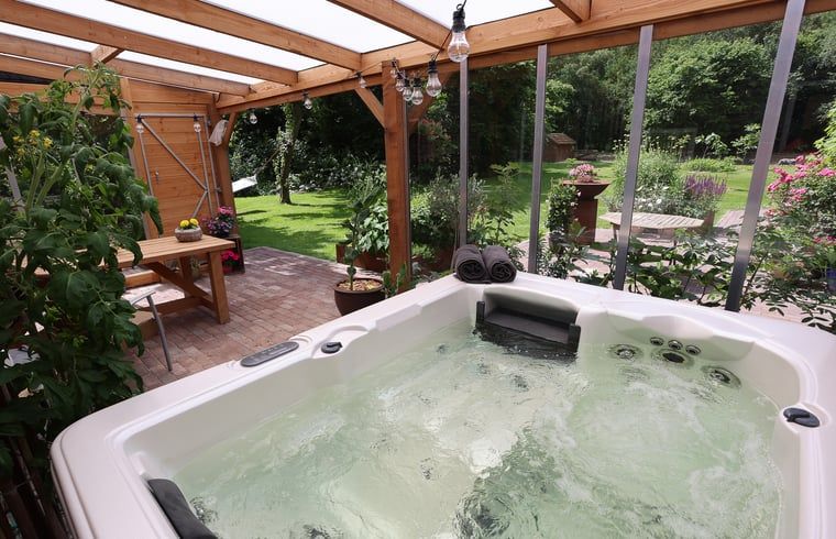 Jacuzzi op terras van Huisje in Elim, bed and breakfast in Elim, Zuidwest Drenthe, biedt ontspanning in de tuin.