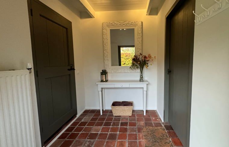 Eingang zum Ferienhaus in Ansen, Suedwest-Drenthe, mit laendlicher Einrichtung.