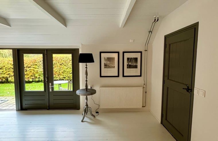 Helles Interieur des Ferienhauses in Ansen, Suedwest-Drenthe mit Fluegeltueren.