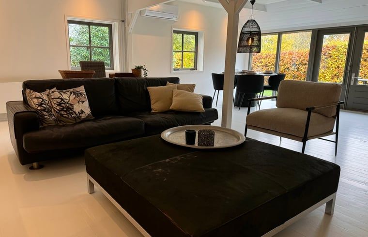 Gemuetliche Sitzecke im modern eingerichteten Ferienhaus in Ansen, Suedwest-Drenthe.