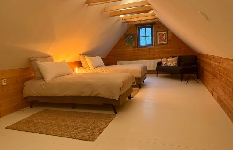 Mansardenzimmer mit zwei Betten in einem Ferienhaus in Ansen, Suedwest-Drenthe.