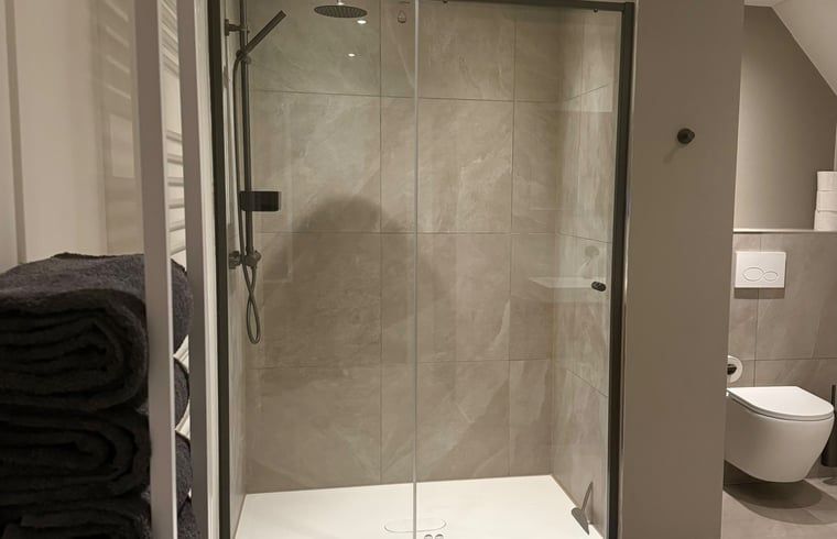 Moderne Dusche im Ferienhaus in Ansen, Suedwest-Drenthe, mit Glaswand.