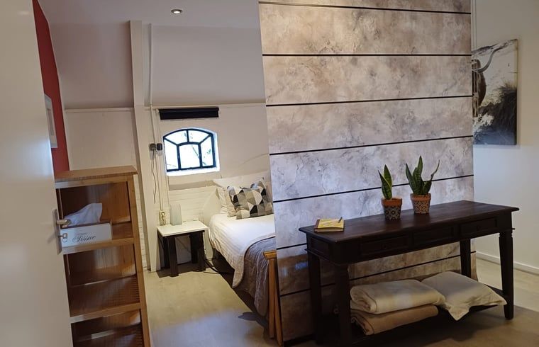 Sfeervolle slaapkamer in Huisje in Veeningen, vakantieaccommodatie in Drenthe.