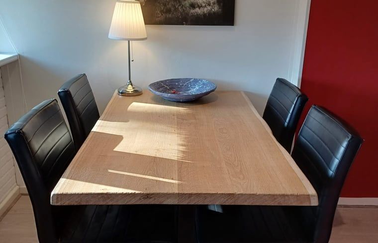 Eettafel in de binnenruimte van Huisje in Veeningen, vakantiehuis in Drenthe.