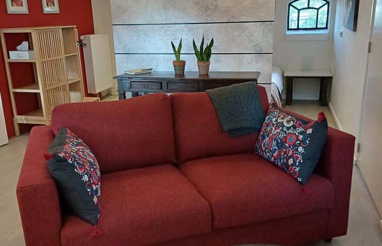 Comfortabele bank in Huisje in Veeningen, vakantiehuis in Drenthe.