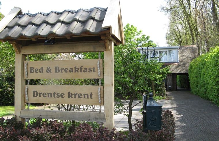 Ingang van Bed & Breakfast Drentse Krent, Huisje in Veeningen, Drenthe.