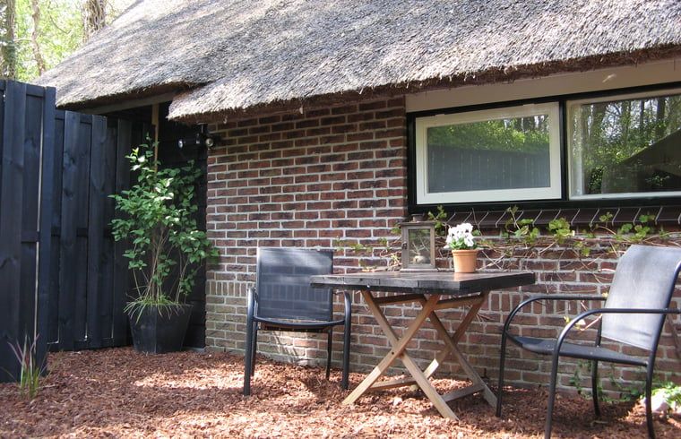 Klein terras bij Huisje in Veeningen, vakantieaccommodatie in Zuidwest Drenthe.