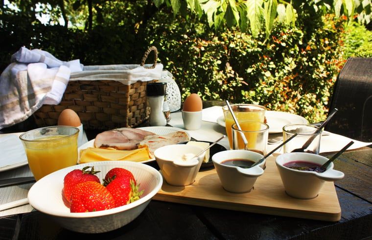 Ontbijt op terras van Huisje in Veeningen, vakantiehuis in Drenthe.