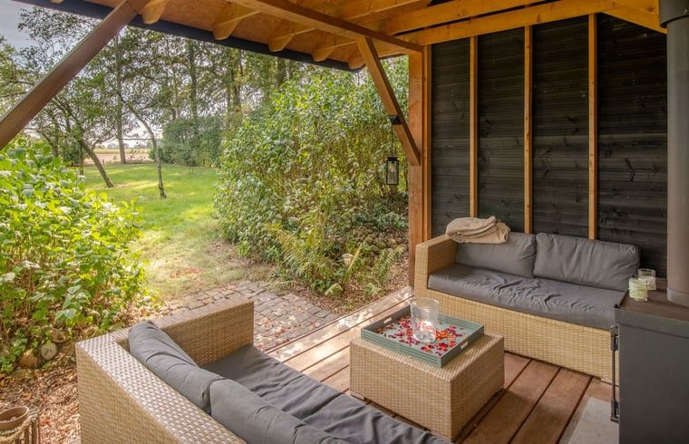 Overdekte veranda van Huisje in Veeningen, vakantieaccommodatie in Zuidwest Drenthe.