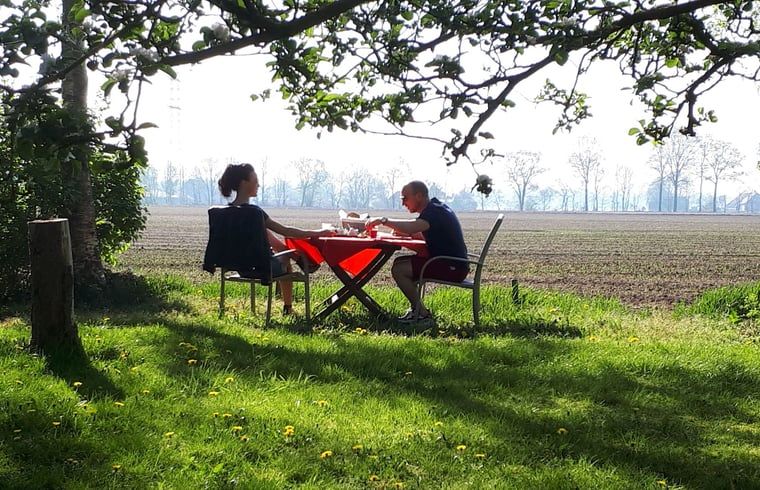 Buiten eten met uitzicht bij Huisje in Veeningen, vakantieaccommodatie in Zuidwest Drenthe.