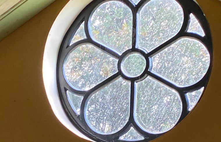 Round window in Cottage in Veenhuizen, vacation accommodation in quiet Frederiksoord, Southwest Drenthe.