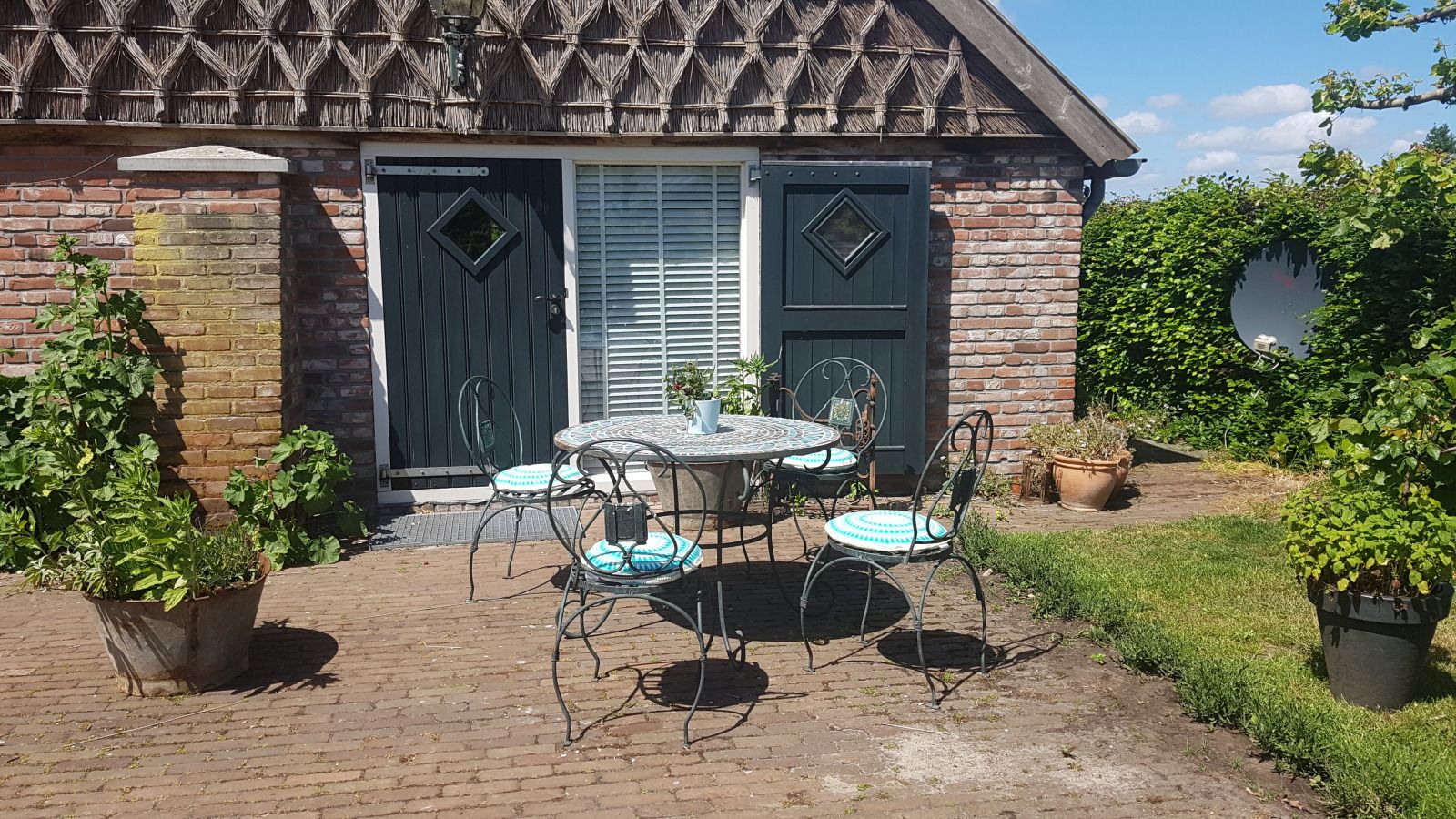 Geniessen Sie die Ruhe auf der Terrasse des Ferienhauses DG2026 in Dieverbrug, im Suedwesten der Provinz Drenthe, umgeben von gruener Natur und laendlichem Charme.